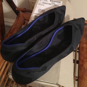 Sz8.5 new in box black, blue and gray camo Rothy’s
